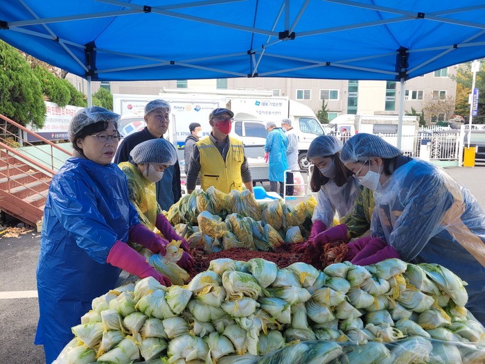 KB국민은행 정자동지역본부(본부장 노인기)와 수원시 자원봉사센터는 12일(토) '사랑의 김장나눔' 행사를 진행했다. ©
