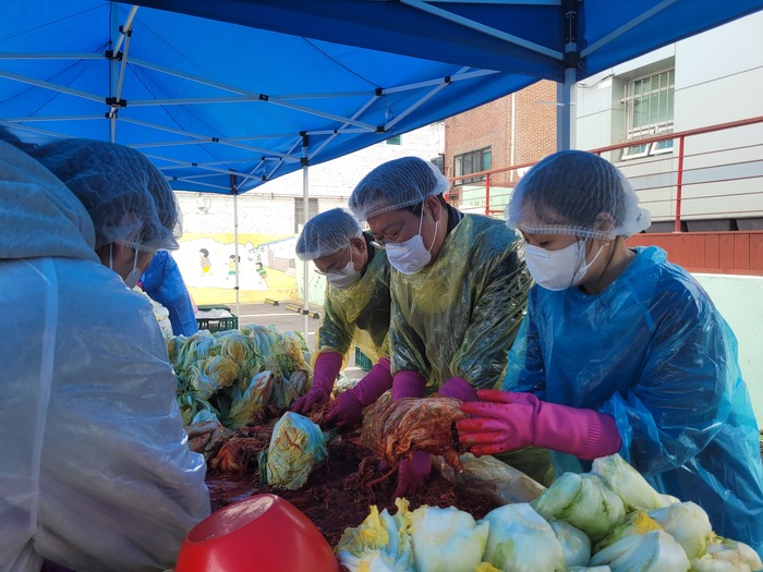 KB국민은행 정자동지역본부(본부장 노인기)와 수원시 자원봉사센터는 12일(토) '사랑의 김장나눔' 행사를 진행했다. ©