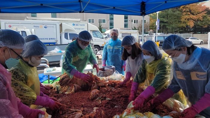 KB국민은행 정자동지역본부(본부장 노인기)와 수원시 자원봉사센터는 12일(토) '사랑의 김장나눔' 행사를 진행했다. ©