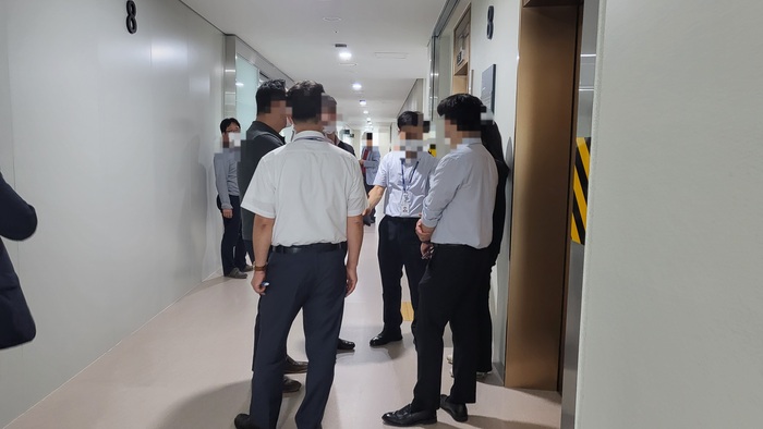 6일 검찰은 경기도청 언론협력담당관 소속 팀장이 사용했던 컴퓨터 등에 대한 압수수색을 진행했다. (사진 - 언론협력담당관 소속 직원들과 기자들) / 김교민 기자 ©