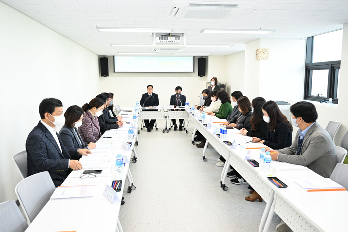 양주시(시장 강수현)는 지난 16일 삼숭동 복합커뮤니티센터 내 회의실에서 제8기 양주시 지역사회보장협의체(공동위원장 박춘배) 2022년 제4차 대표협의체 회의를 개최했다. / 사진 - 양주시 제공