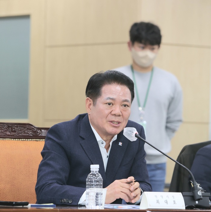 최대호 안양시장이 지난해 10월 국토교통부와 1기신도시 재정비 관련 간담회에서 발언을 하고 있다. (사진 - 안양시 제공)