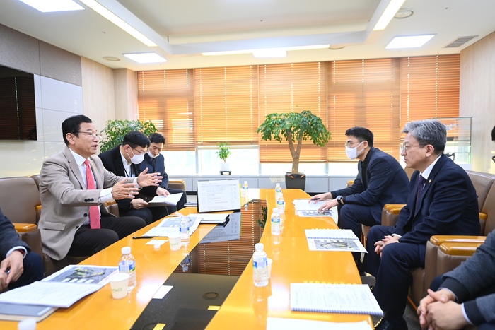 이현재 하남시장은 8일 세종시에서 이원재 국토교통부 제1차관을 만나 K-스타월드 조성사업 지원과 미사․위례․감일․교산 4개 신도시 교통 현안에 대해 적극적인 대책 마련을 다시 한번 요청했다.
