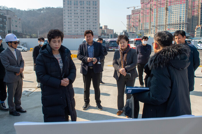 의원들이 시 관계자로부터 용인공영버스터미널 재건축 현장에 대한 설명을 듣고 있다.