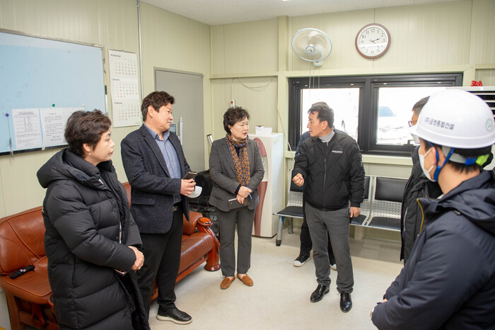 의원들이 운수종사자 대기실에서 의견을 청취하고 있다.