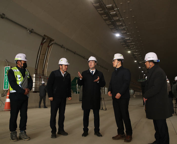 정명근 화성시장이 9일 경부고속도로 직선화사업 공사 현장을 찾아 개통 전 사전점검을 실시했다.