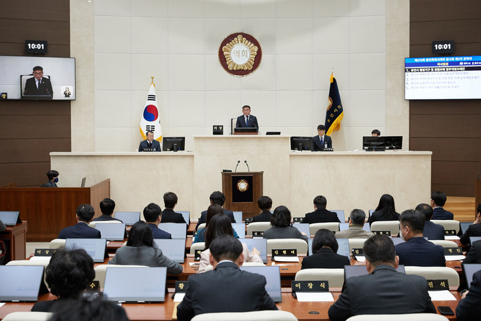 용인특례시의회(의장 윤원균)는 9일 본회의장에서 제2차 본회의를 열고 제270회 임시회를 마무리했다.