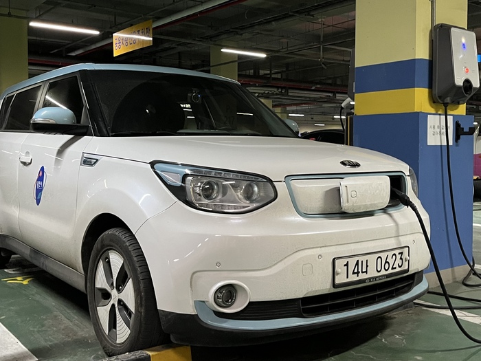 용인특례시가 친환경 자동차 구매 보조금 568억원을 지원한다. 사진은 시 관용차를 충전하는 모습.