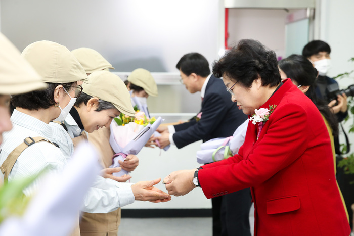 이천시 노인일자리전담기관 이천시니어클럽은 22일 이천시 4호점 시니어카페인 ‘카페이룸’의 오픈식을 개최했다.