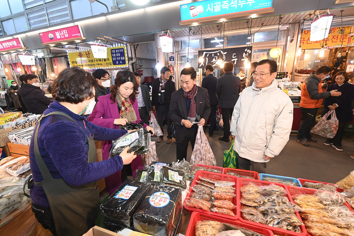 이현재 하남시장이 22일 신장전통시장을 찾아 기업인협의회 관계자들과 함께 전통시장 홍보 활동을 하고 있다.
