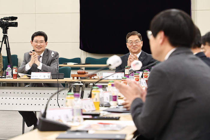 27일 시청 비전홀에서 열린 ‘용인시 반도체산업 경쟁력강화위원회’ 에 참석한 이상일 용인특례시장(왼), 황준기 제2부시장(오)