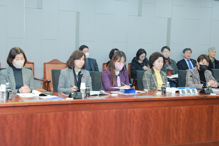 화성시의회(의장 김경희)은 27일 국회의원회관에서 국회의원이 주관한 경기도 통합교육지원청 분리·신설 토론회에 참석했다.