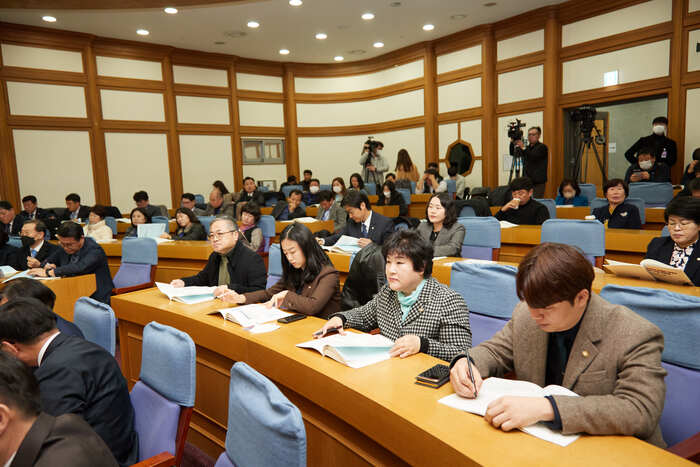 용인특례시의회 의원들이 특례시 특별법 제정을 위한 국회 토론회에 참석한 의원들이 주제발표 등 내용을 경청하고 있다
