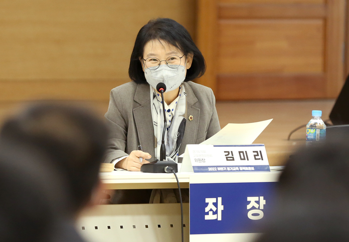 김미리 경기도의회 교육행정위원회 위원장(더불어민주당, 남양주2)이 지난해 10월28일 '학교 부족에 따른 학생의 피해 대안은 무엇인가'를 주재로 정책토론회를 개최했다. ©