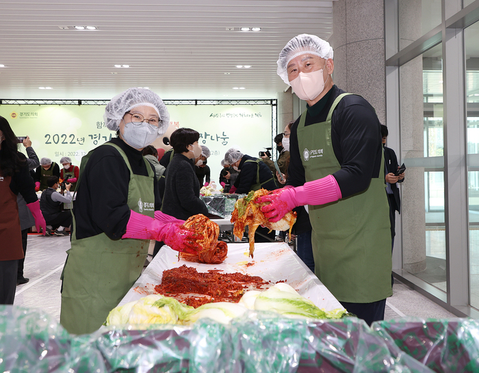 김미리 경기도의회 교육행정위원회 위원장(더불어민주당, 남양주2)이 지난해 12월 2일 열린 '경기도의회 사랑의 김장 나눔 행사'에 함께하고 있다. ©
