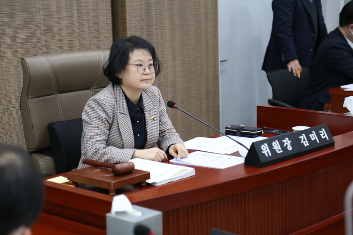 김미리 경기도의회 교육행정위원회 위원장이 지난 2월7일 열린 제366회 임시회 제1차 교육행정위원회 회의를 주재하고 있다. 