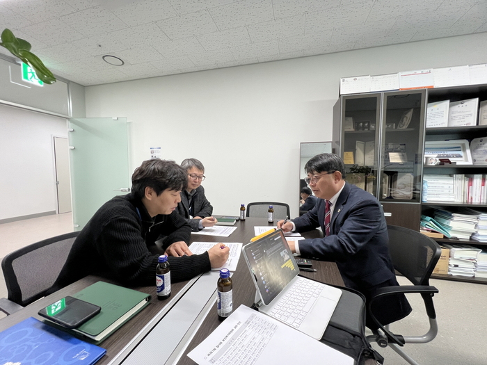 경기도의회 보건복지위원회 김재훈 의원(국민의힘, 안양4)은 지난 6일 경기도의회 간행물 편찬위원회 부위원장으로, 경기도의회 간행물편찬 제도 개선을 위한 회의를 주재하였다. ©