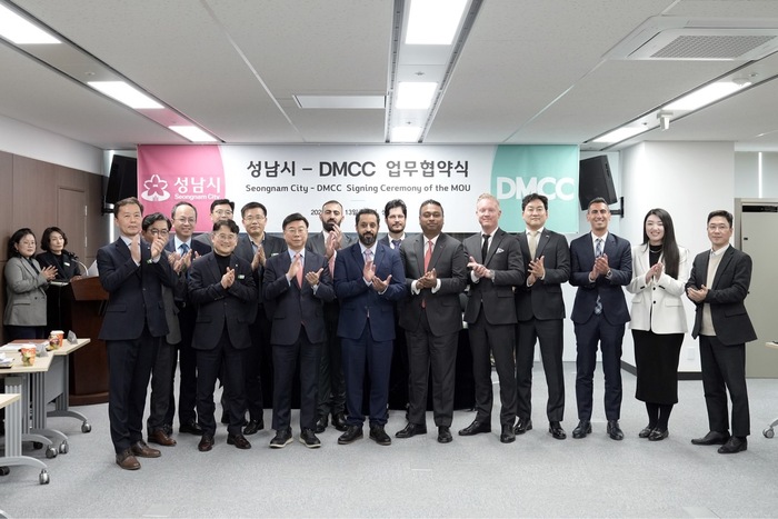 성남시는 3월 13일 오후 3시 시청 4층 상황실에서 신상진 성남시장과 아흐메드 빈 술레얌 DMCC 의장 등 16명이 참석한 가운데 ‘디지털 및 메타버스 산업에 대한 상호 협력을 위한 업무협약’을 체결했다.