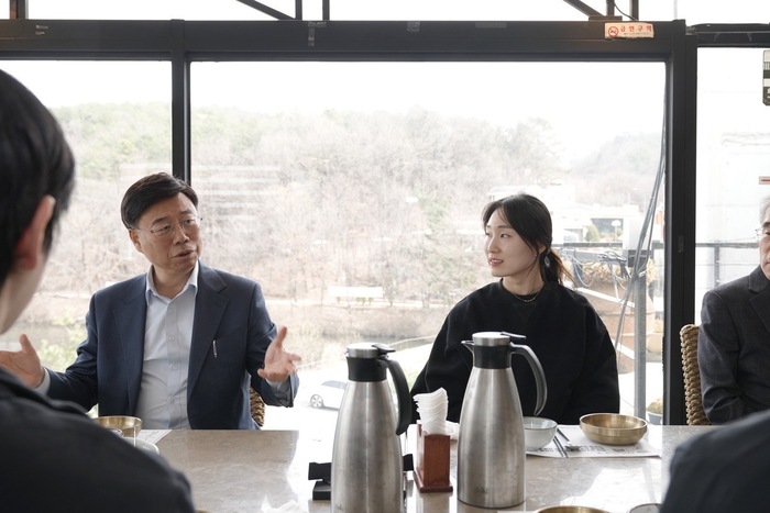 신상진 성남시장은 17일 오후 성남시 직장운동부 빙상팀 소속 선수들과 만나 “성남시 빙상팀은 대한민국의 위상을 높이는 견인차 역할을 한다”고 밝혔다.