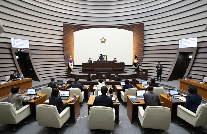 광주시의회(의장 주임록)는 지난 20일 제300회 임시회 제2차 본회의를 끝으로 7일간의 의사일정을 모두 마무리하였다.