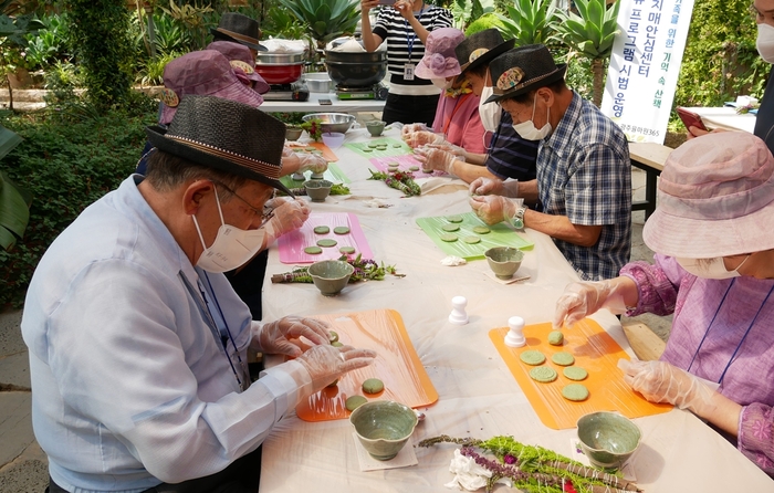 광주시 농업기술센터는 치매안심센터와 협력해 경도인지장애 어르신과 치매 가족 등을 대상으로 치유농업 프로그램을 운영한다