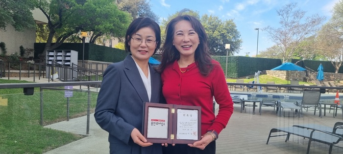 김현주 기업지원과장이 강수지 오스틴시 한국부동산협회장에게 해외연락관 위촉장을 전달하고 있다.