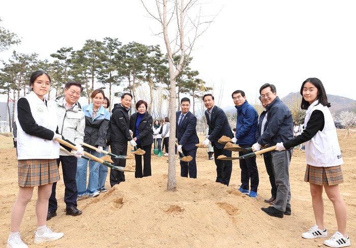 28일 오후 광명 새빛공원에서 열린 광명시 '기후위기 대응' 주제 맞손토크에서 김동연 경기도지사, 박승원 광명시장, 양기대 국회의원, 임오경 국회의원, 김용성 경기도의원, 최민 겸기도의원, 광명시 1.5℃ 기후의병 등이 나무심기를 마치고 기념촬영을 하고있다. ©