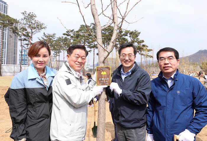 28일 오후 광명 새빛공원에서 열린 광명시 '기후위기 대응' 주제 맞손토크에서 김동연 경기도지사, 박승원 광명시장, 양기대 국회의원, 임오경 국회의원 등이 나무심기를 마치고 기념촬영을 하고있다. ©