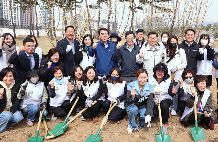28일 오후 광명 새빛공원에서 열린 광명시 '기후위기 대응' 주제 맞손토크에서 김동연 경기도지사, 박승원 광명시장, 양기대 국회의원, 임오경 국회의원, 김용성 경기도의원, 최민 겸기도의원, 광명시 1.5℃ 기후의병 등이 나무심기를 마치고 기념촬영을 하고있다. ©