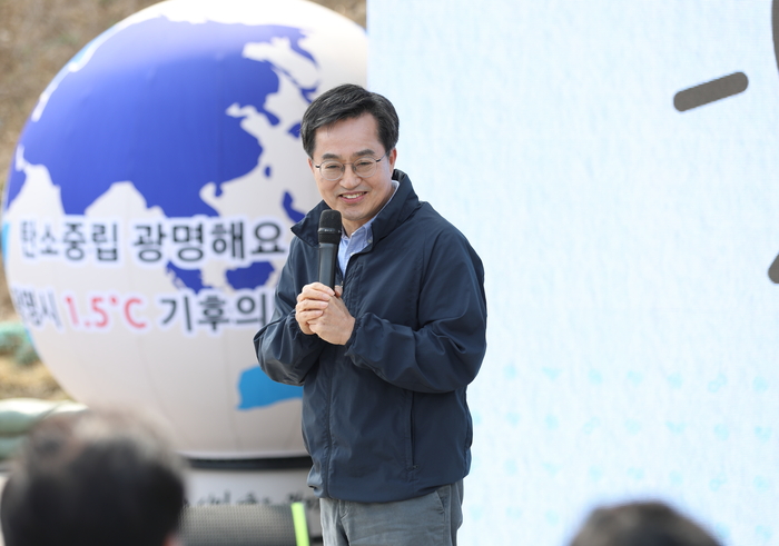 28일 오후 광명 새빛공원에서 열린 광명시 '기후위기 대응' 주제 맞손토크에서 김동연 경기도지사가 소통 토크에 참여하고 있다. ©