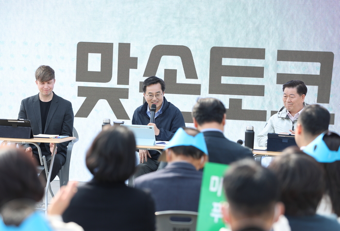 28일 오후 광명 새빛공원에서 열린 광명시 '기후위기 대응' 주제 맞손토크에서 김동연 경기도지사가 소통 토크에 참여하고 있다. ©