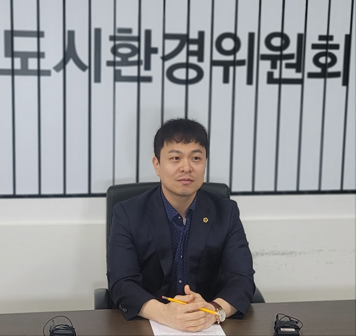 유영일 경기도의회 도시환경위원회 위원장(국민의힘, 안양5)을 만나 당선 소감과 향후 도시환경위원회 운영계획 등을 들어보았다. / 김교민 기자 