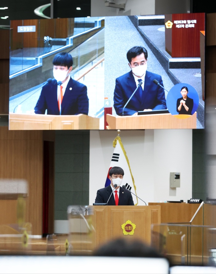 지난해 9월 20일 경기도의회 본회의장에서 유영일 도의원이 '1기 신도시 재정비' 관련 도정질의를 진행, 김동연 경기도지사가 답변하고 있다. / 김교민 기자 ©