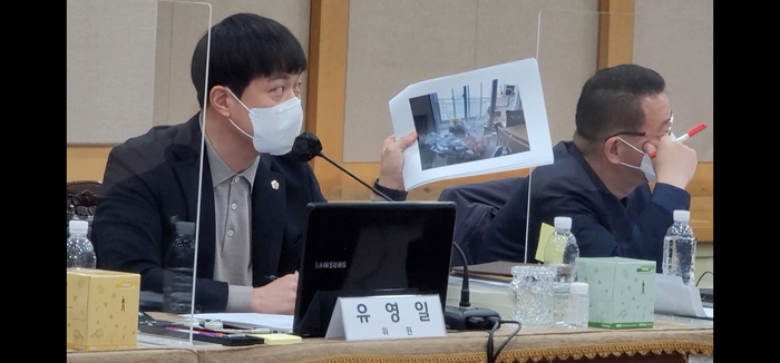 경기도의회 도시환경위원회 유영일 의원(국민의힘, 안양5)이 8일 실시하고 있는 경기주택도시공사 소관 행정사무감사에서 수내동 합숙소 내부 사진을 최초 공개하며 대선 선거캠프와 관련한 의혹을 추가적으로 제기했다. / 김교민 기자 