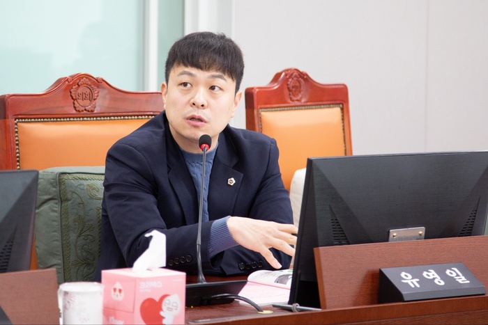 유영일 위원장이 경기도의회 도시환경위원회 회의 중 발언을 하고 있다. / 김교민 기자 