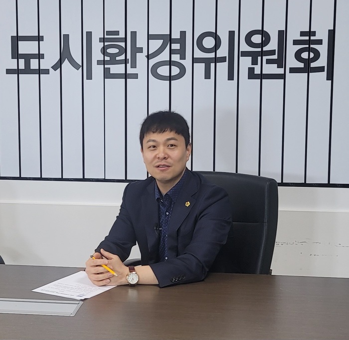 유영일 경기도의회 도시환경위원회 위원장(국민의힘, 안양5)을 만나 당선 소감과 향후 도시환경위원회 운영계획 등을 들어보았다. / 김교민 기자 
