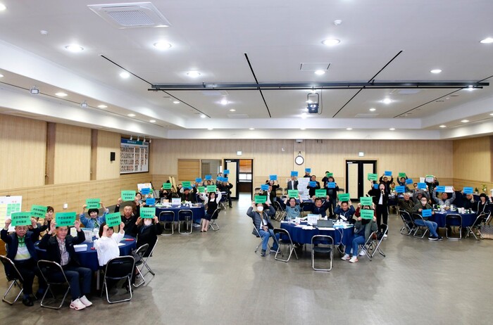 평택시(시장 정장선)는 지난 3월 30일 ‘주민의 참여! 새로운 변화!’라는 주제로 읍면동 주민들이 함께 모여 주민참여예산에 대하여 주민 제안을 제시하고 토론하는 ‘주민참여예산 원탁 토론회’를 진행했다고.