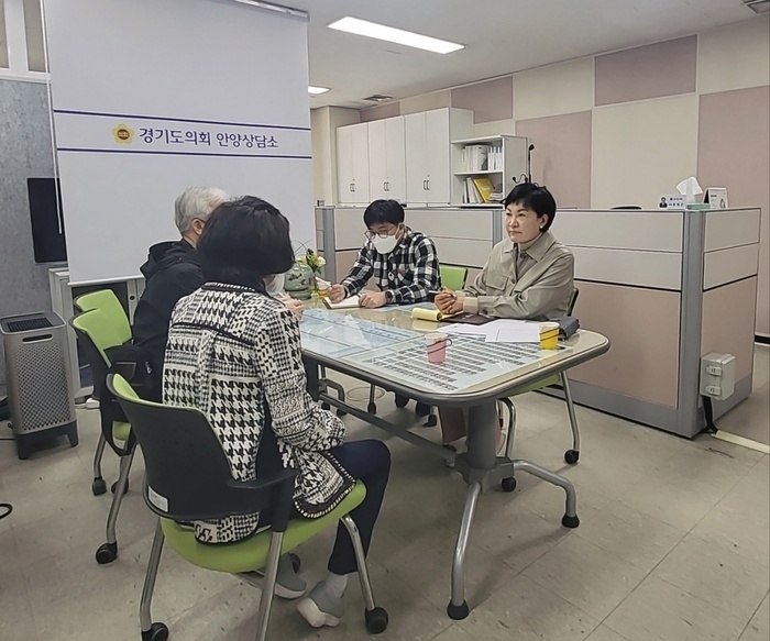 이채명 경기도의회 의원(더불어민주당, 안양6)은 30일 도의회 안양상담소에서 안양시청 공동주택과 관계자, 신촌동 주민과 함께 지역주민들의 층간소음에 대한 주민불편사항을 청취하는 자리를 가졌다.