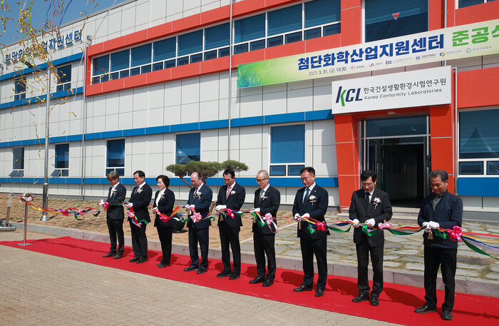 충청남도(도지사 김태흠)는 31일 서산 대산석유화학단지에서 김기영 도 행정부지사와 이완섭 서산시장, 조영태 한국건설생활환경시험연구원장 등이 참석한 가운데, ‘첨단 화학산업 지원센터’ 준공식을 개최했다