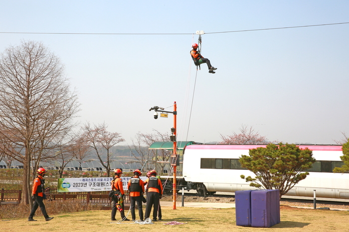 의왕도시공사는 3월 31일 오전 10시부터 의왕왕송호수캠핑장 내 스카이레일 하강시설에서 안전사고 대비 인명 구조훈련을 실시했다.
