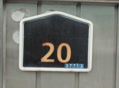 변색된 건물번호판