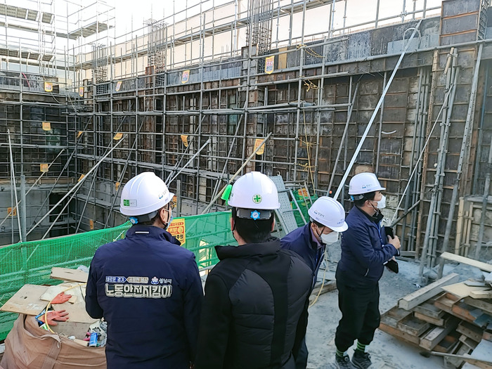 성남시 노동안전지킴이가 지난해 11월 수정지역 건설현장에서 산업재해 예방활동 중이다 (자료사진 / 성남시 제공)