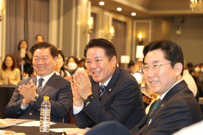 최대호 안양시장(가운데)이 3일 여의도 켄싱턴호텔에서 열린 자치분권대학 연구교육원 발대식 및 2023년 제1차 정기총회에 참석했다