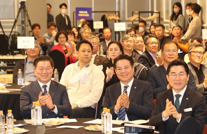 최대호 안양시장(아랫줄 가운데)이 3일 여의도 켄싱턴호텔에서 열린 자치분권대학 연구교육원 발대식 및 2023년 제1차 정기총회에 참석했다