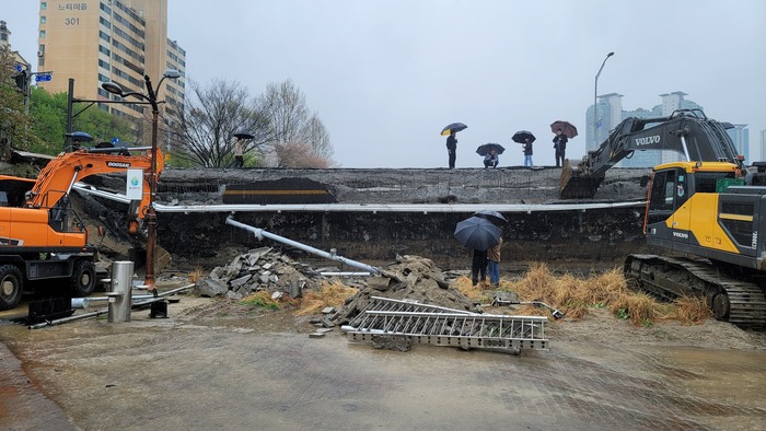 5일 오전 9시 45분경 성남시 분당구 정자동에 위치한 정자교 인도 쪽 부분 50m 가량이 붕괴돼 행인 1명이 사망하고, 1명이 중상을 입었다. / 김교민 기자 ©