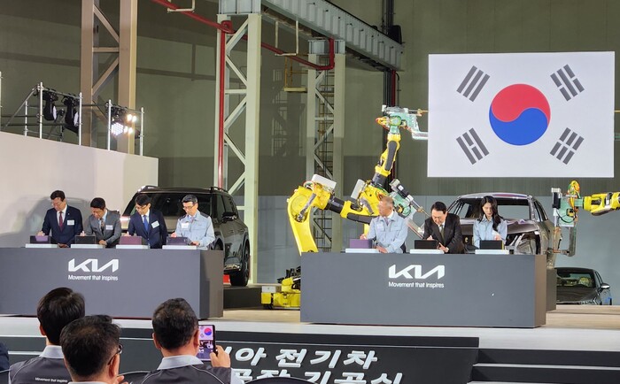 화성시 우정읍 기아 오토랜드 화성에서 열린 ‘미래차(PBV) 공장 기공식’에는 윤석열 대통령과 정명근 시장을 비롯하여 정의선 현대자동차그룹 회장, 이창양 산업통상자원부 장관, 송호성 기아 사장 등이 참석한 가운데 기아 미래차(PBV) 공장 기공식을 진행했다.