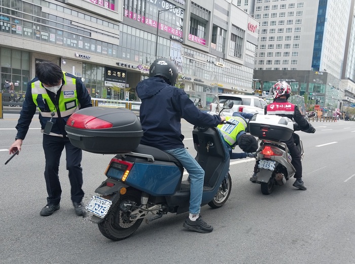 하남시가 지난 7일 미사역 파라곤아파트 주변에서 한국교통안전공단 경기남부본부, 하남경찰서와 함께 오토바이 불법 개조 등에 대해 합동 단속을 실시하고 있다.