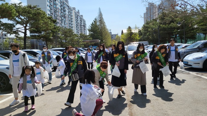 KB국민은행 경기 수원시 정자동지역본부(본부장 홍진선) 직원들과 행복나눔 봉사단(회장 이광원)은 지난 8일 수원생명의 전화와 함께 플로깅 행사 및 자살예방 캠패인을 진행했다.