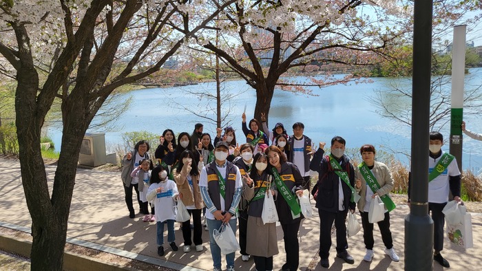 KB국민은행 경기 수원시 정자동지역본부(본부장 홍진선) 직원들과 행복나눔 봉사단(회장 이광원)은 지난 8일 수원생명의 전화와 함께 플로깅 행사 및 자살예방 캠패인을 진행했다.