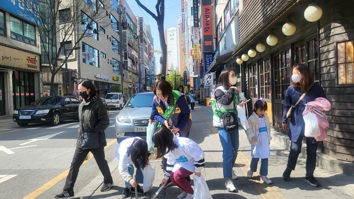 KB국민은행 경기 수원시 정자동지역본부(본부장 홍진선) 직원들과 행복나눔 봉사단(회장 이광원)은 지난 8일 수원생명의 전화와 함께 플로깅 행사 및 자살예방 캠패인을 진행했다.